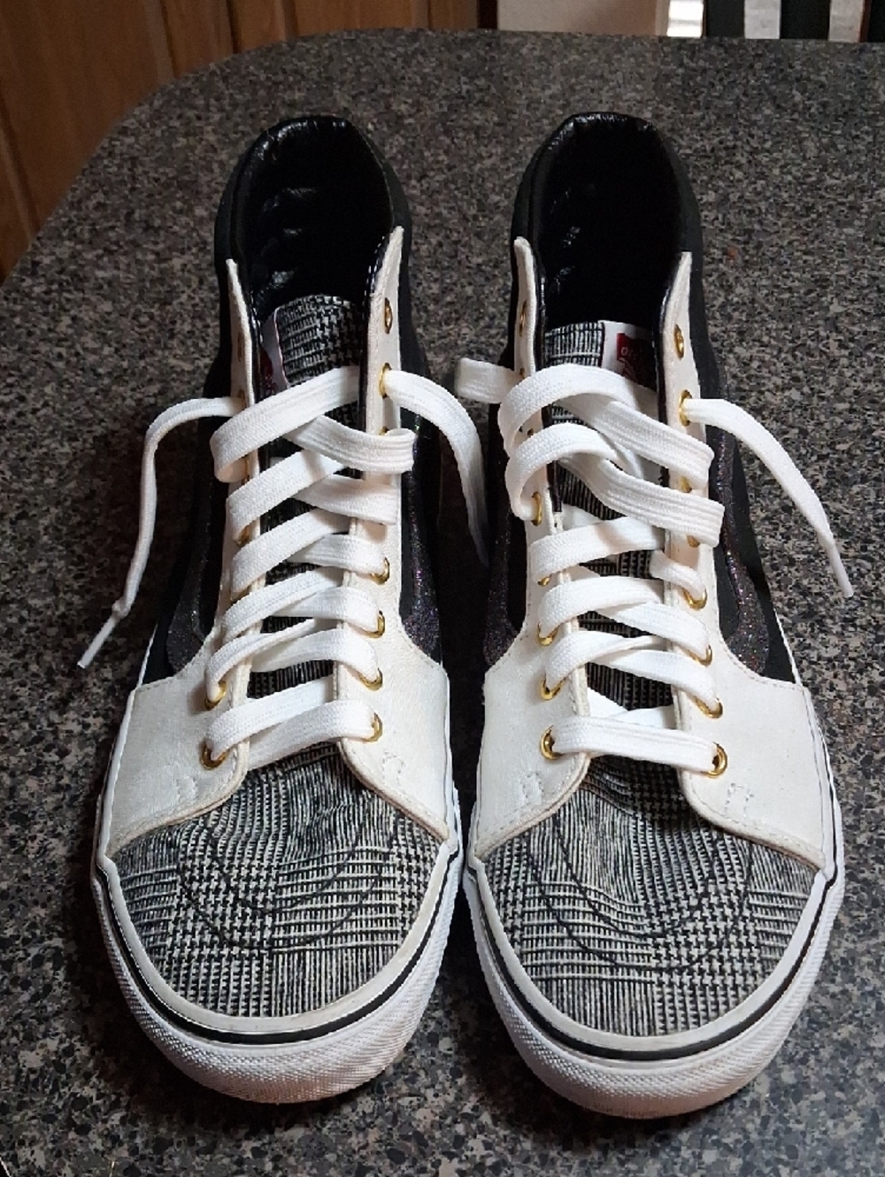 Vans white and black Skateboard Sneaker with red logo Mens 8.5 Womans 10 - Picture 7 of 10
